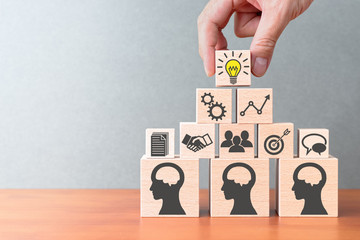 上海一医生跟腱断裂4天后绑支具站着做两台手术是怎么回事？